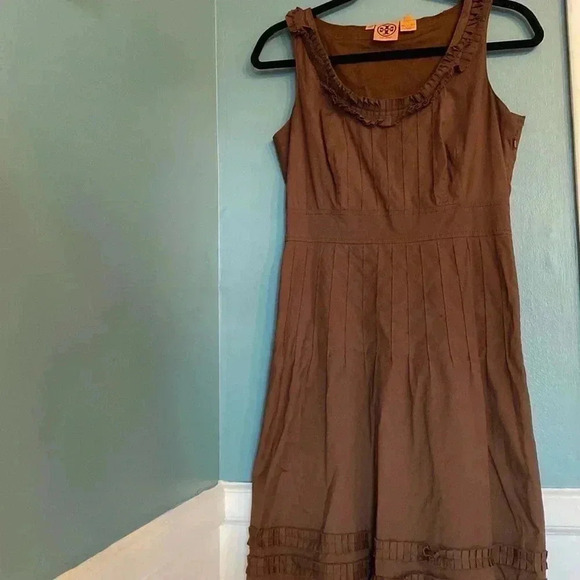 Tory Burch Dresses & Skirts - Tory Burch brown pleated cotton knee length sleeveless dress - size 2